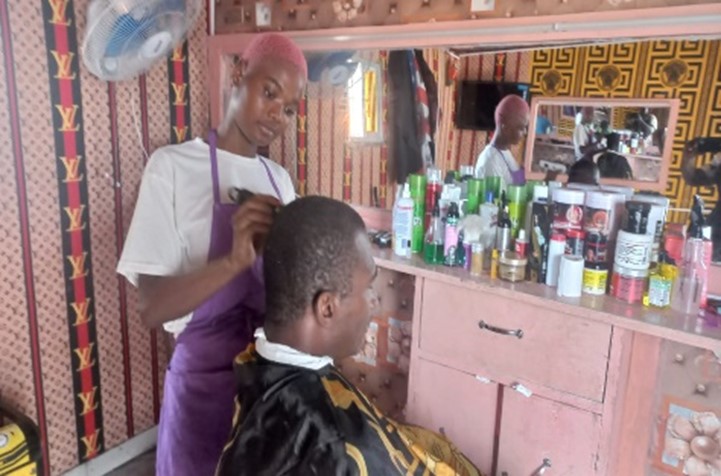 Meet Jartu Nabwe, the 23-Year-Old Female Barber in Liberia