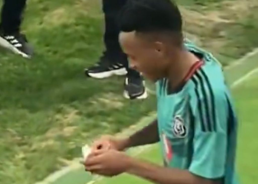 Three Pictures: Orlando Pirates fan gives Mofokeng money