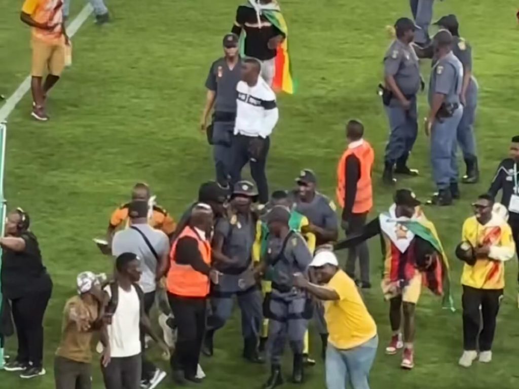 WATCH: Police protects former Kaizer Chiefs star from pitch invaders